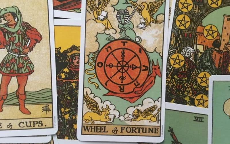 Ý nghĩa lá bài Wheel Of Fortune khi phối hợp với các lá khác