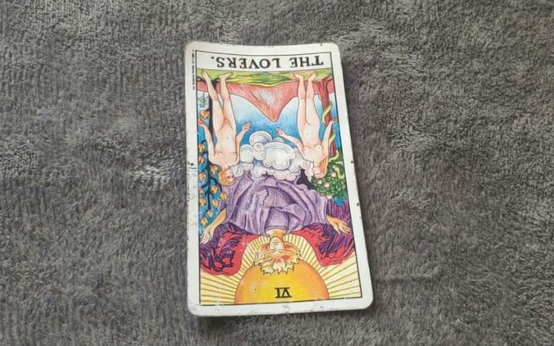 Ý nghĩa lá bài The Lovers ngược