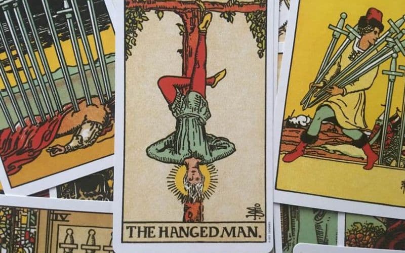 Lá The Hanged Man Tarot là gì