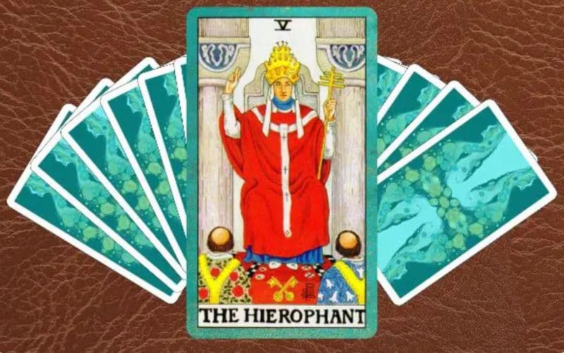 Ý nghĩa lá bài The Hierophant khi phối hợp với các lá khác