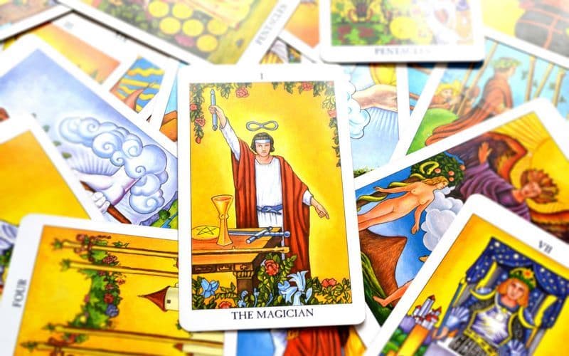 Ý nghĩa lá bài The Moon khi phối hợp với các lá khác