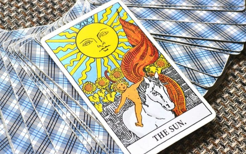Ý nghĩa lá bài The Sun khi phối hợp với các lá khác