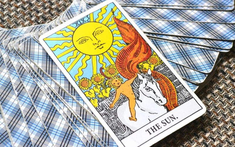 Ý nghĩa lá bài The Sun khi phối hợp với các lá khác